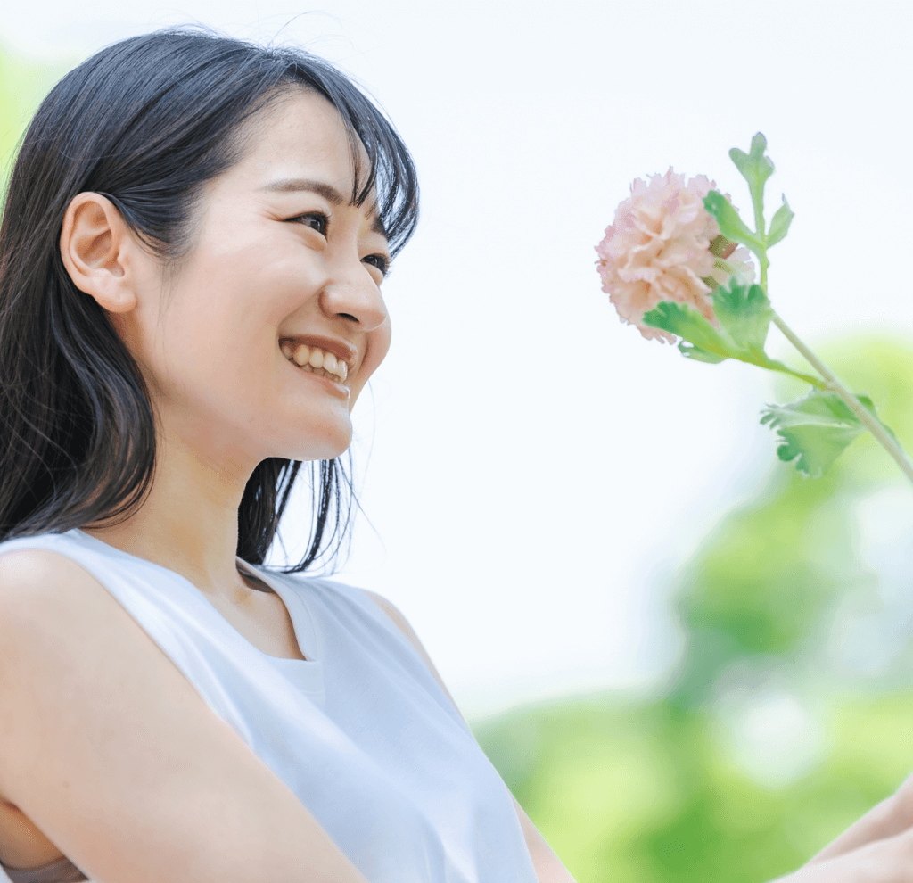花を持った女性の写真